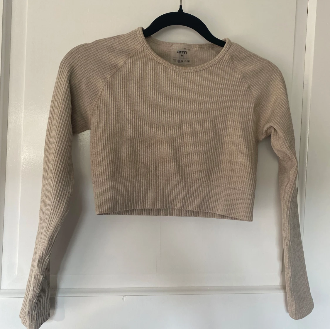 Beige ribbad croppad tröja från Aim'n