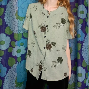 Vintage blus HAMPA - Jättesöt unik skjorta/blus 70% hampa 30% bomull, med skimrande detaljer och knappar. Den är i nyskick utöver att jag har klippt ur axelvaddar som tidigare fanns (se sista bilden). Hör av dig så skickar jag fler bilder💗