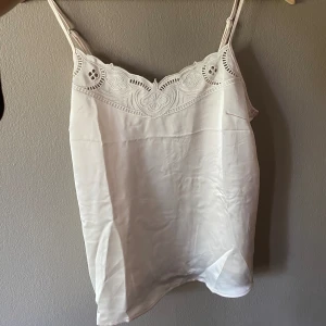 Satinlinne - Supergulligt Cremevitt linne i satin, knappt använt. Köpt på HM