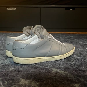 Saint laurent skor - Säljer dessa riktigt snygga Yves Saint Laurent skor, modellen är sl/03. Skorna är ommålade hos skomakare men knappt någon skillnad från orginalfärgem. Stl: 43 passar 43-44. Skick: 8/10. Endast låda medföljer. 