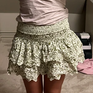 Super fin zara kjol💚 - Jättefin kort blommig kjol!💚passar xs-m men är i storlek xs men passar mos som vanligtvis bär s/m💚💚