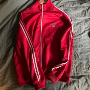 Fred Perry zipup tjocktröja - Fint skick, fet tröja, storlek XL men passar mer som L. Funkar najs om man är M som oversize också.
