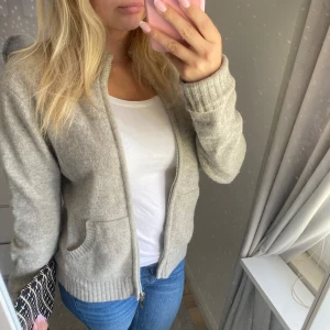 Stickad kofta  - Jättefin grå stickad kofta! Passar perfekt nu till höst! Älskar den verkligen men kommer inte till användning:/  ( har en fläck på kragen, se bild) 