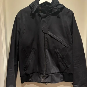 svart reiss jacka - ofodrad jacka, passar till hösten. Bra kvalitet. Storlek L/XL. Köpt för cirka 3500kr. Passar både tjej och kille