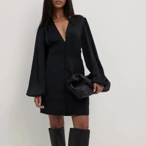 ADOORE NA-KD KLÄNNING  - Adoore inspirerad klänning från nakd. Jättefint skick och slutsåld på hemsida🩷🩷🩷svart med knappar framtill.