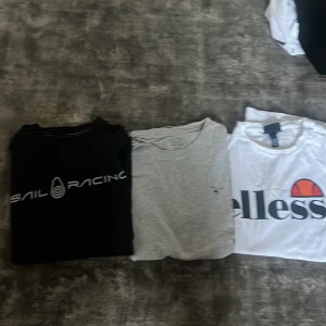 Märkes t-shirts - Tröjorna är i bra skick  Gant tröjan är storlek 158/164 Sail racing är storlek 160 Ellesse är storlek 158 Alla tre kostar 300 annars kostar de 150 styck