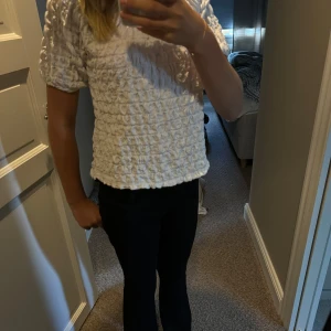 Gullig zara smockad tröja  - Zara tröja som är använd ganska mycket men är i fint skick. Köpt för 400kr och säljer för 150kr💓 meddela mig för fler bilder.