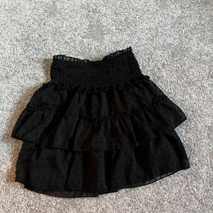 Svart volang kjol - Helt oanvänd. 