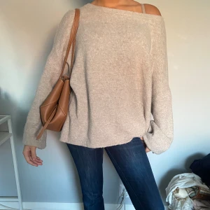 Stickad tröja  - Stickad oversize tröja. Skit snygg!! Från Lindex