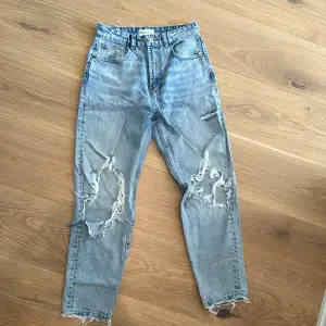 Håliga jeans från zara storlek 36.