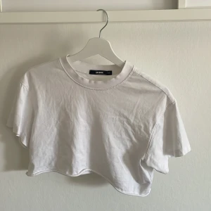 Vit croppad tröja från BikBok - Använd fåtal gånger, som i nyskick!  Storlek XS.