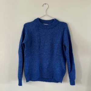 Stickad tröja Selected Femme - Blå stickad tröja från Selected Femme. Använd ett fåtal gånger. Storlek xs.