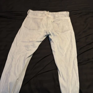 HM Slim fit Jeans - 33/32, bra ljusa jeans, knappt använt dom, säljs pga ingen användning
