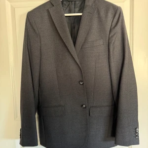 J Lindeberg kavaj - Storlek 48 Grå Väldigt fint skick Använts som udda kavaj till olika byxor