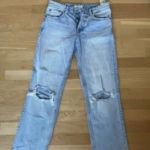 Säljer dessa jeans som är lowaist från zara. Får inte på mig de så kan tyvärr inte visa hur de sitter på🙏🏻