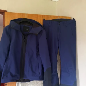 Peak performance skidställ - Säljer ett peak performance skidställ i storlek M för dam. Både byxorna och jackan är i mycket bra skick, endast använda några fåtal gånger. Vid frågor så hör gärna av dig! 😄