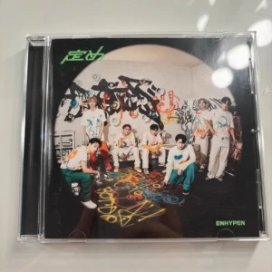 Enhypen album - Enhypen japanskt album kommer med 1 photocard, en photobok, en cd skiva och ett klistermärke