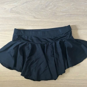 Konståknings kjol - Jätte söt konståknings kjol i svart med insydda shorts. Kort och perfekt att träna i. Köpt secondhand så märke/storlek vet jag inte då lapparna är borta. 