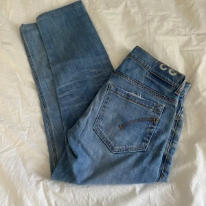 Dondup jeans  - Sjukt snygga och stilrena jeans från dundop  Skick 10/10 nästan helt oanvända  Ny pris runt 3000kr Bara att skriva om du har frågor🔥 Själv klart äkta 🕺🏽 Pris kan diskuteras 