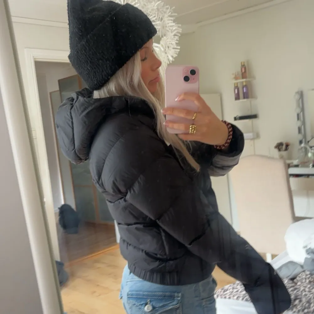 Jättefin jacka från the north face som är använd max 10 gånger🥰inga märken, superbra skick. ordpris 2900. Jackor.