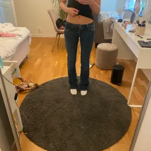 Säljer dessa low waist jeansen från zara i fint skick❤️ hör av er för fler frågor 