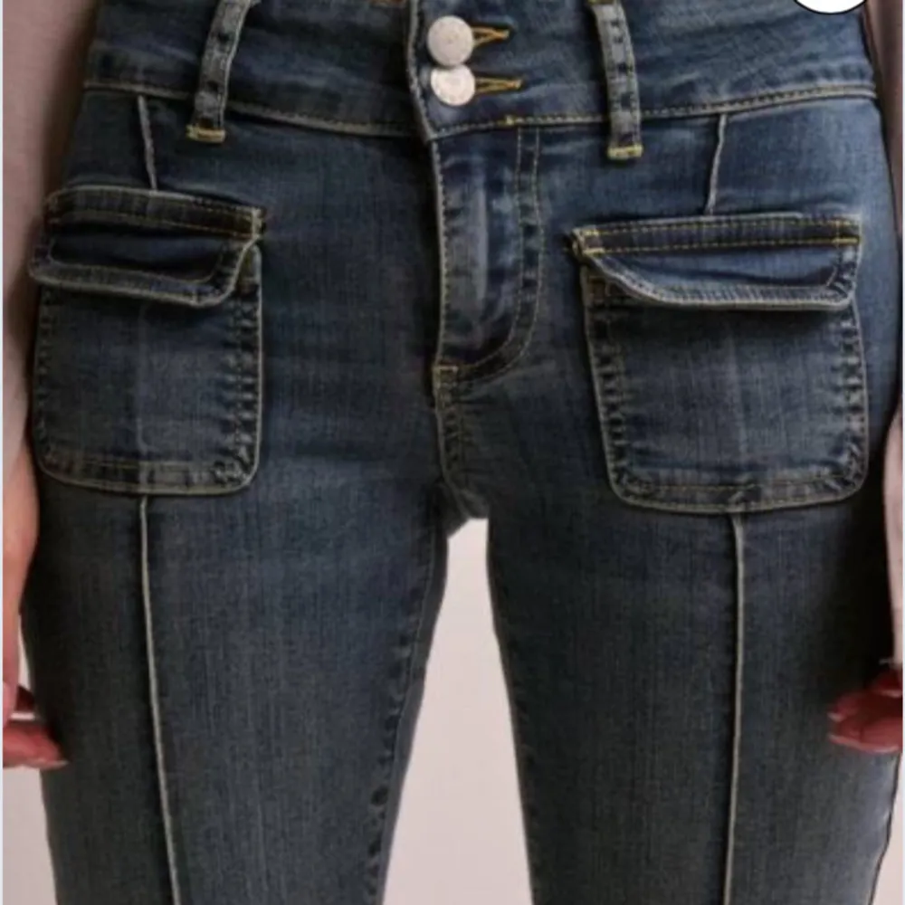 Low waist jeans från Nelly använda men ändå bra skick, osäker om jag vill sälja💕. Jeans & Byxor.