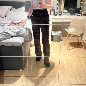 Kostymbyxor  - Bruna kostymbyxor med resår i bak! Väldigt sköna och snygga då de sitter åt i midjan. Säljer pga används ej