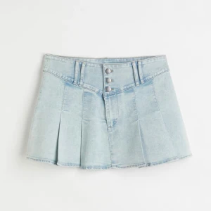 Jeanskjol - Så söt jeanskjol som är slutsåld från H&M divided🤍