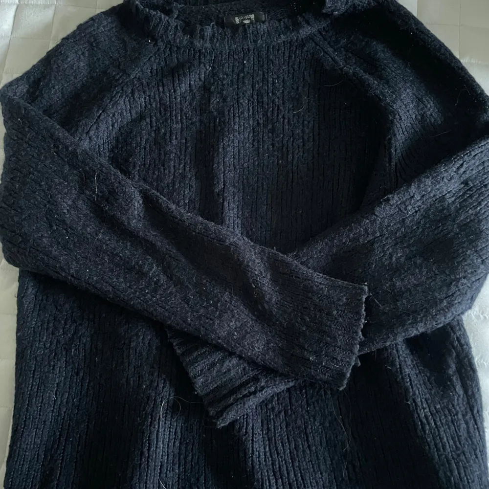 skön marinblå stickad tröja💙Köpt secondhand (på karlaplan marknad) men fortfarande snygg på💖. Neuleet.