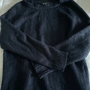 marinblå stickad tröja - skön marinblå stickad tröja💙Köpt secondhand (på karlaplan marknad) men fortfarande snygg på💖