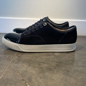 Lanvin skor - Hej! Säljer nu dessa stilrena och snygga skor från Lanvin!🎉Skick: Nästan nya!  .Retailpris: Ca 4500kr. Köp för endast: 3099kr!😃 Vid frågor eller funderingar är det bara att höra av dig. Priset går att diskutera!💸