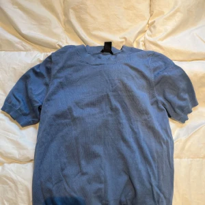 Kortärmad blå tröja från Lindex! - En jättefin blå tröja från Lindex den är för stor för mig vilket blir att jag aldrig använder den men den är så fin och en väldigt söt blå färg!