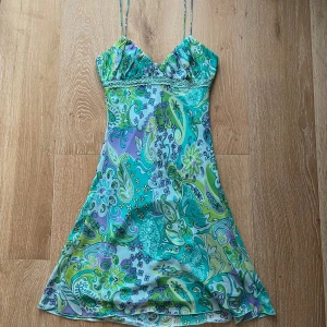 Klänning - chiffon klänning från twenty one, vil passa en storlek s-m <3