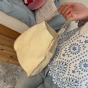 Stella McCartney virkad väska - Supersnygg virkad stella McCartney liknande väska! Piffar upp en tråkig outfit! Perfekt till hösten!🤗💕Öppen för prisförslag!
