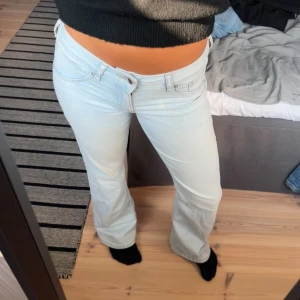 Bootcut jeans - Snygga jeans från H&M i en mycket snygg ljus färg🥰