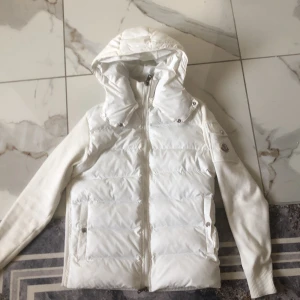 Moncler cardigan storlek S - Storlek S,  jättebra skick, knappt använd, ganska ny, 