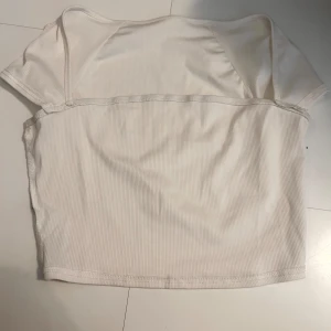 Vit croptop  - Vit croptop från SHEIN  M men passar S Armarna är korta!
