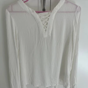 Vit blus - Jätte fin vit blus från Cubus. Andvänd ca 4 ggr men ser som ny ut❤️ det är en gammal model som inte längre finns kvar i affären. Den är i srl 164 men passar mig som är XS-S. Priset kan diskuteras vid snabb affär och skriv privart om ni har frågor❤️