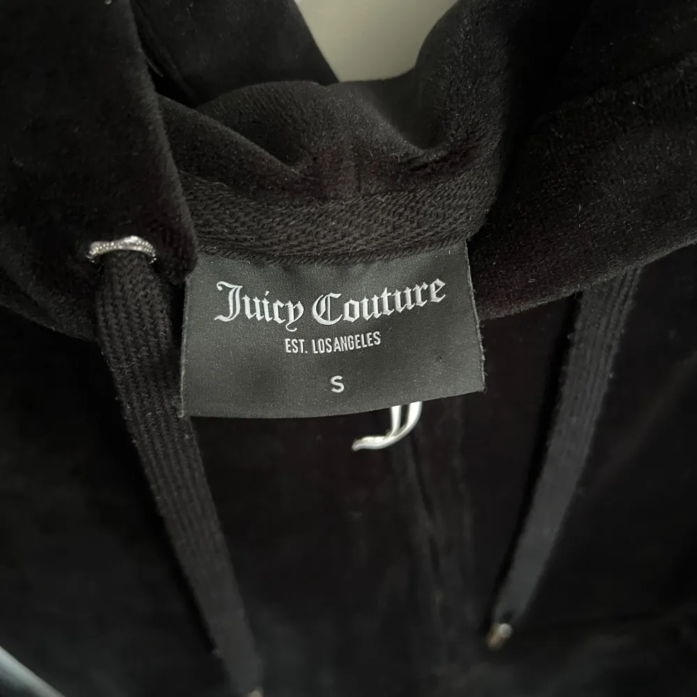 Juicy couture tröja som endast är använd två gånger. Fick i julklapp för något år sedan men sålt byxorna till så tröjan blev ikte så mycket använd. . Hoodies.