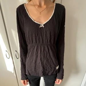 Långärmad Odd Molly topp - Jag säljer nu denna så så söta långärmade Odd Molly toppen!! 💓💓Den är i storlek 2 vilket motsvarar M. Fint skick. Pris kan diskuteras!! 💛💛