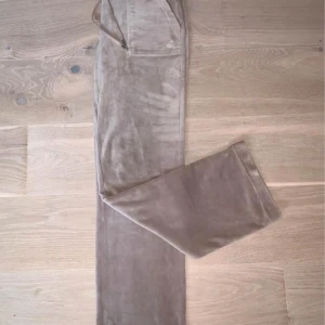 Juicy Couture - Beige/rosa Juicy Couture velour byxor! Snygga, bekväma och bra skick. 