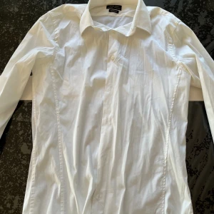 Helvit skjorta från Zara i ett förträffligt skick - Superslimfit modell, Storlek M men kan även fungera som S, 10/10 begagnat skick, inga hål eller fläckar!