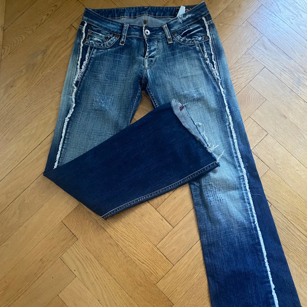 Så snygga och unika jeans! Svårhittade🙏💘 midjemått: 82 innerbenslängd: 89 Kontakta oss vid fler bilder eller frågor <3. Jeans & Byxor.