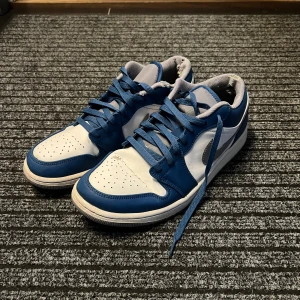 Nike Jordan Air 1 - Säljer dessa skor då dem ej använts. Skick 7/10. Det ända märkvärdiga med skorna är insidan som är lite trasig. Bortsett från det är dem riktigt fräscha och fina. De är köpta på Zalando. 