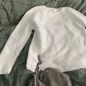Stickad tröja från zara - En stickad tröja från zara i fint skick! Barn storlek men passar mig som brukar ha S