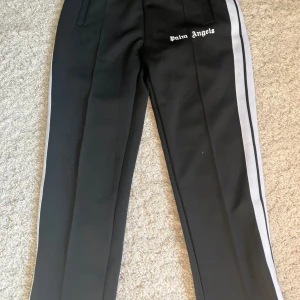 Säljer min Palm angels byxor för bra pris. Använda men sparsamt! Fast det är en liten lös tråd på backsidan av byxorna som inte syns vid användning. Hör av dig vid frågor och pris kan diskuteras.  - Svarta Palm angels byxor storlek M  