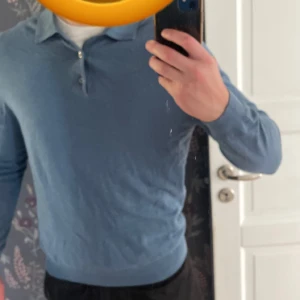 Massimo dutti kofta  - Tja, säljer denna oanvända kofta från Massimo dutti för rimligt pris. Obs ser skrynklig ut på bilden men som ni ser på första bilden så blir den vanlig på😁