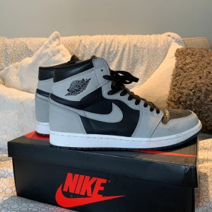 Jordan 1 shadow 2.0 44 - Säljer ett par jordan 1 shadow 2.0 i storlek 44 US10. Använda men i bra skick. Har orderbekräftelse från SNKRS appen. 