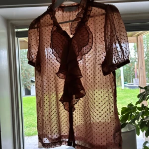 Rosa blus  - Säljer för att den inte passar min hudton 