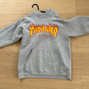 Trasher hoodie - Trasher Hoodie i storlek S, tyvärr utan snören men annars i bra skick 🫶🏼